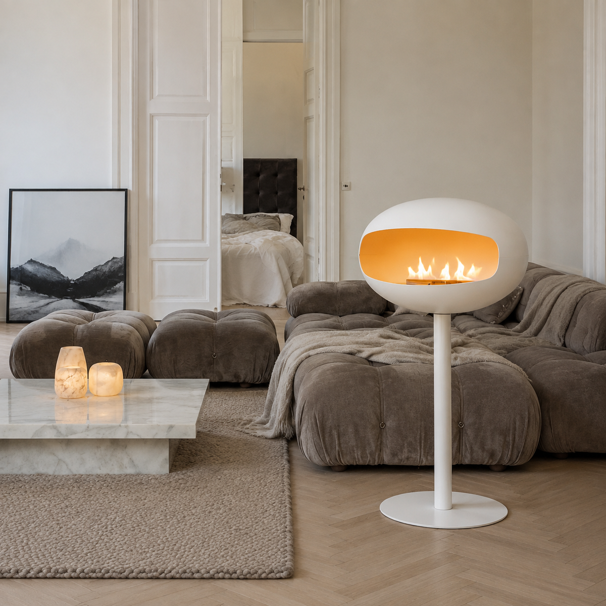 Cheminée bioéthanol blanche dans un salon scandinave, canapé moelleux et parquet en chevron