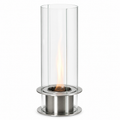 Cheminée éthanol de table Maison Flamme, cylindre en verre et base inox, flamme allumée, fond blanc