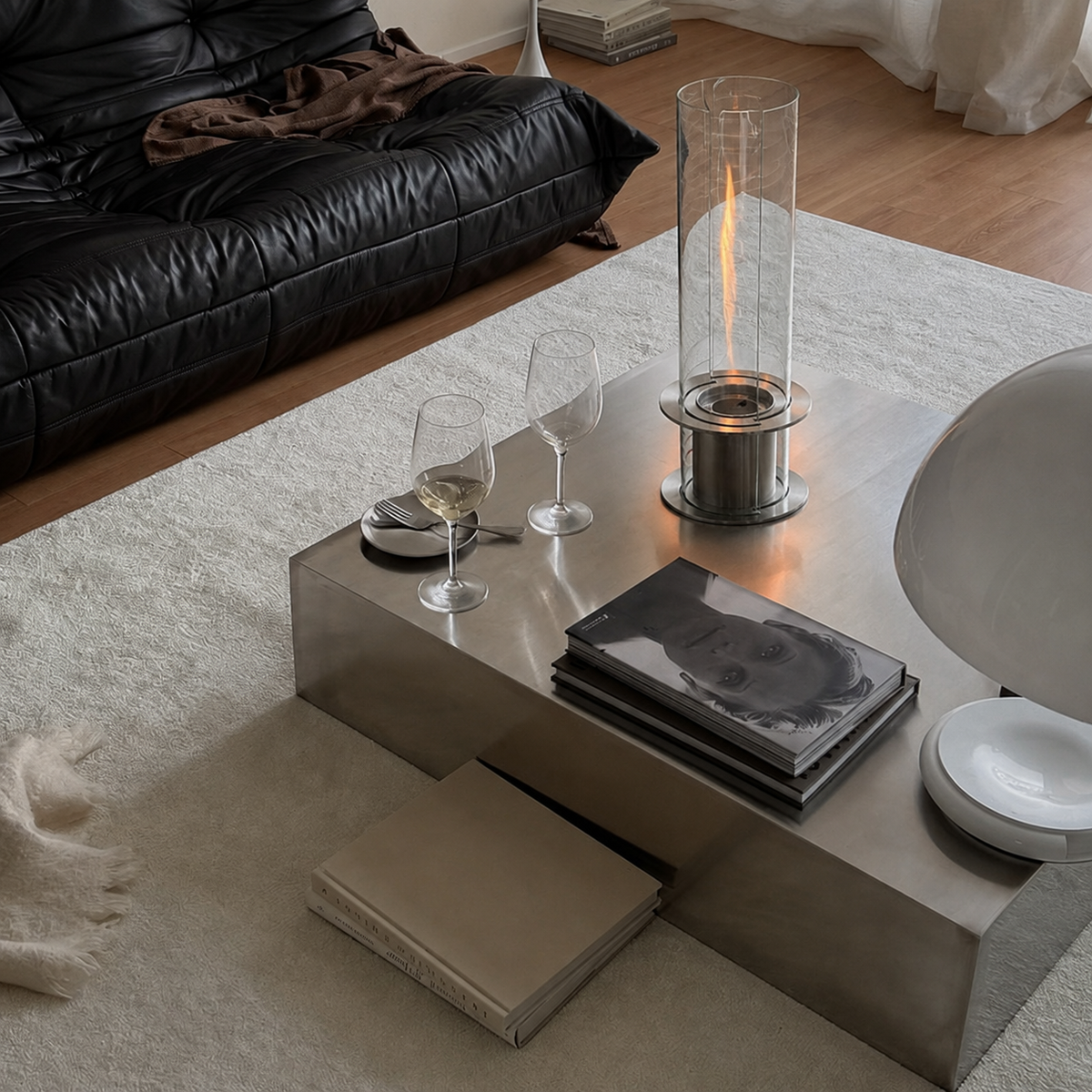 Cheminée bioéthanol de table allumée sur une table basse dans un salon contemporain