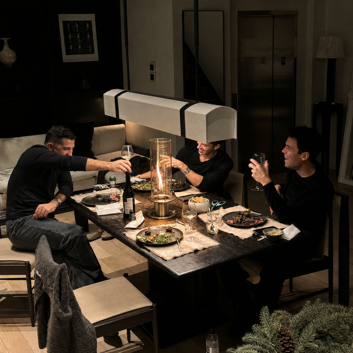 Petite cheminée décorative à l'éthanol au centre d'une table de dîner en soirée