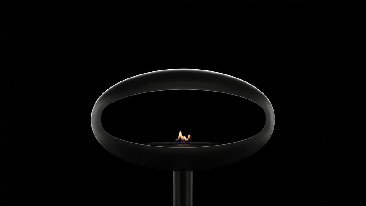 Silhouette du dôme d'une cheminée éthanol design, flamme basse dans l'obscurité