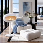 Cheminée éthanol sur pied blanche à côté d’un fauteuil en bouclette, salon design lumineux