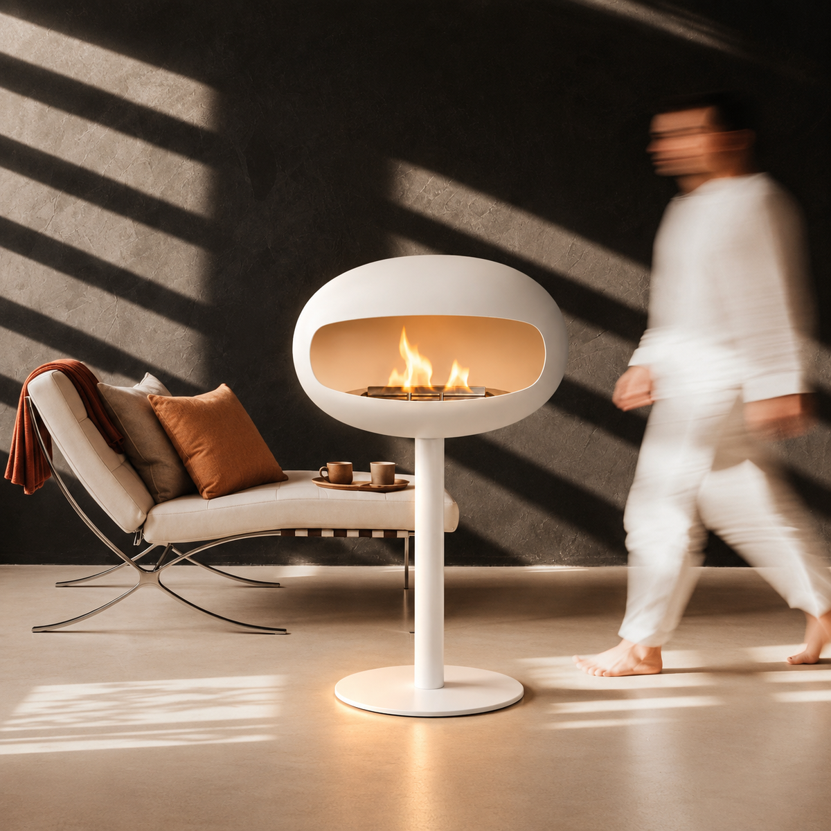 Cheminée éthanol sur pied blanche, salon aux jeux d’ombre et de lumière, ambiance tendance déco 2026