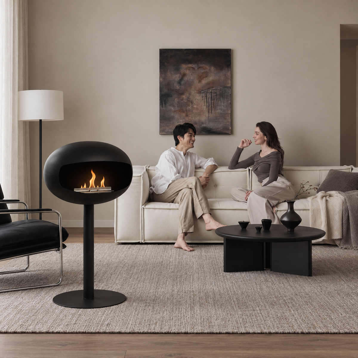 Cheminée éthanol sur pied noire dans un salon cosy, ambiance conviviale pour recevoir en couple